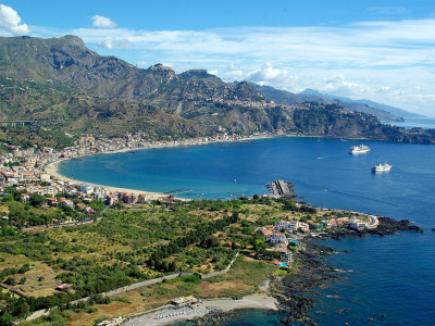 CC BY-SA Di fotovideomike from Italia (Michele Ponzio, @michele_ponzio) - Baia di Taormina - Sicily, CC BY-SA 2.0, https://commons.wikimedia.org/w/index.php?curid=33066815
