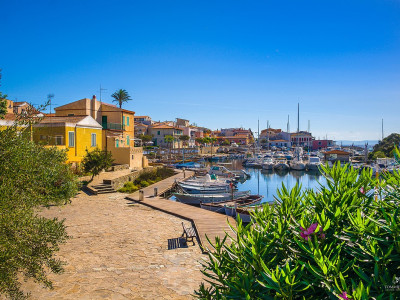 Immagine descrittiva - CC BY Di Tommie Hansen from Stockholm, Sweden - View of Stintino harbor, north Sardinia (Italy), CC BY 2.0, https://commons.wikimedia.org/w/index.php?curid=74818070