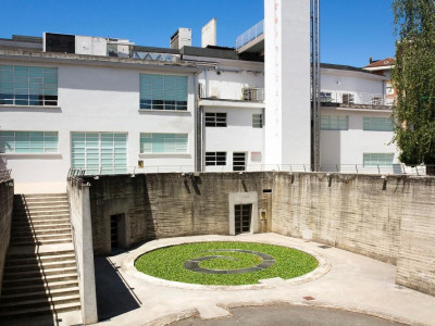 Veduta della Fondazione Merz con lâ??opera Lâ??acqua, fa e protegge