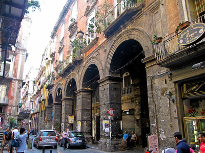 Immagine descrittiva - CC BY-SA Di Armando Mancini - Flickr: Napoli - Via dei Tribunali, CC BY-SA 2.0, https://commons.wikimedia.org/w/index.php?curid=16235041