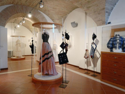Museo del ricamo e del tessile. Interno. jpg; 2126 pixels; 1417 pixels