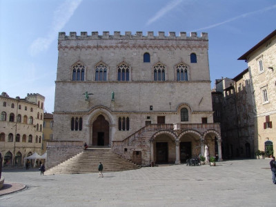 Palazzo dei Priori. Facciata verso Piazza IV jpg; 3264 pixels; 2448 pixels