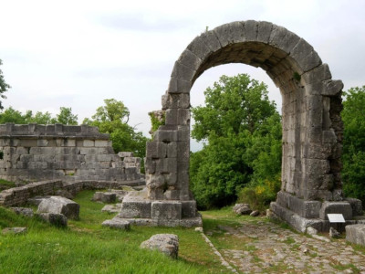 Parco archeologico di Carsulae. La via Flamin Bellu, Sandro; jpg; 929 pixels; 622 pixels