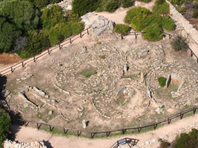 Arzachena, Necropoli di Li Muri di Arzachena