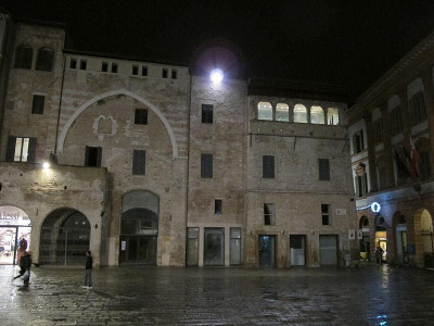 Immagine descrittiva - https://it.wikipedia.org/wiki/Palazzo_Orfini#/media/File:Foligno,_piazza_della_repubblica_04.JPG