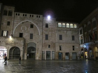 https://it.wikipedia.org/wiki/Palazzo_Orfini#/media/File:Foligno,_piazza_della_repubblica_04.JPG