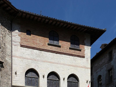 Immagine descrittiva - https://it.wikipedia.org/wiki/Palazzo_del_Bargello_(Gubbio)#/media/File:Gubbio,_palazzo_del_bargello.JPG