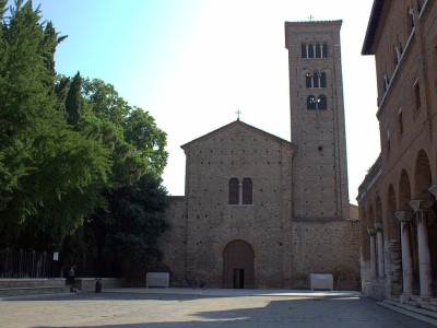https://it.wikipedia.org/wiki/Basilica_di_San_Francesco_(Ravenna)#/media/File:Piazza_San_Francesco_Ravenna.jpg