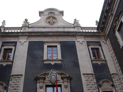 Immagine descrittiva - https://it.wikipedia.org/wiki/Porta_Uzeda#/media/File:Porta_Uzeda.jpg