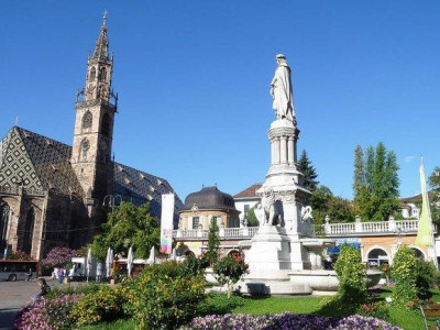 http://www.weinstrasse.com/it/citta-di-bolzano/luoghi-storici/piazza-walther/