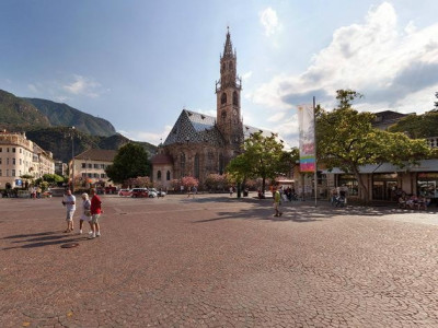 http://static.arounder.com/files/cities/70/Bolzano.jpg