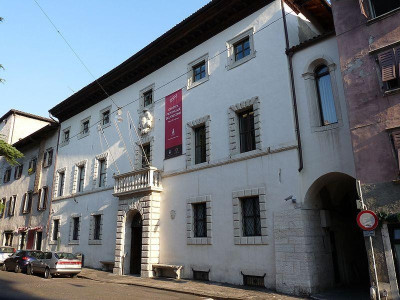Immagine descrittiva - https://it.wikipedia.org/wiki/Palazzo_Roccabruna#/media/File:Trento-Palazzo_Roccabruna.jpg