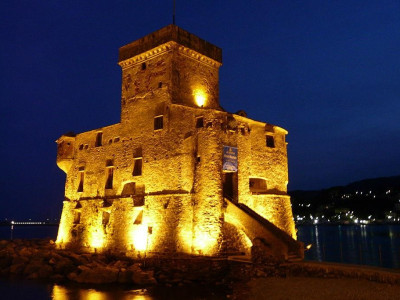 Immagine descrittiva - https://it.wikipedia.org/wiki/Castello_di_Rapallo#/media/File:Rapallo-P1020056.JPG