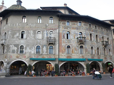 Immagine descrittiva - https://it.wikipedia.org/wiki/Case_Cazuffi-Rella#/media/File:Cazuffi-Rella_houses,_Piazza_Duomo,_Trento.jpg