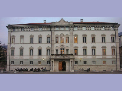 Immagine descrittiva - https://it.wikipedia.org/wiki/Trento#/media/File:Palazzo_Vescovo_Trento.JPG