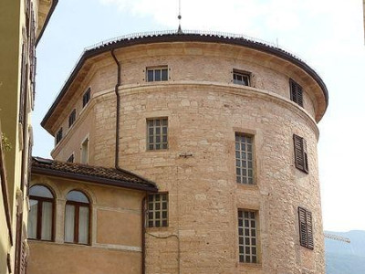 Immagine descrittiva - https://commons.wikimedia.org/wiki/File:Trento-Torrione_madruzziano_4.jpg