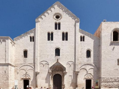 http://www.grandhotel-leondoro.it/wp-content/uploads/2014/09/bari-basilica-san-nicola-690x345.jpg