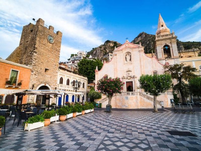Immagine descrittiva - http://crystalblog.com/it/wp-content/uploads/sites/8/2016/06/Taormina-Church-of-St-Joseph-and-the-clock-tower-in-Piazza-IX-Aprile-on-Corso-Umberto-the-main-street-in-Taormina-Sicily-Italy-Europe.jpg