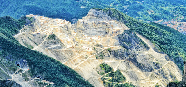 Viaggio al centro della Terra: Carrara, il marmo e il mare