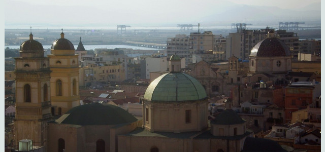 Cagliari, città druci cumenti su meli*