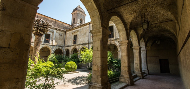Altomonte, tra i “Borghi più belli d’Italia”, in un percorso d’arte