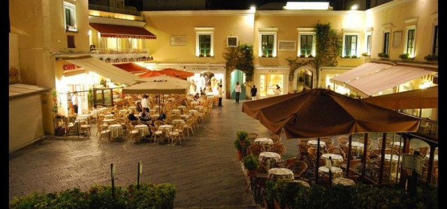 Salotti estivi d’Italia: una sera in piazza a Tropea, Rimini e Capri