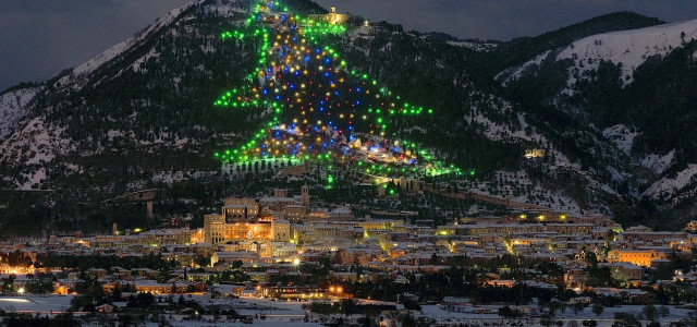 Umbria da guinness: festa dell’Immacolata a Gubbio per l’Albero di Natale più grande del mondo