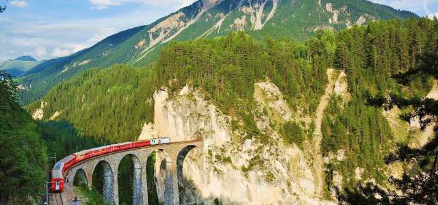 Patrimonio dell’Umanità tra l’Italia e i cantoni svizzeri: Ferrovia Retica, vertigine ad alta quota!