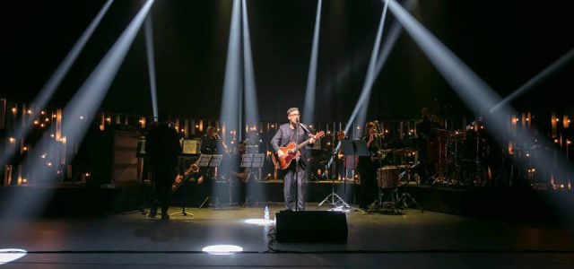 A casa tutto bene: Brunori canta "Com'è profondo il mare"
