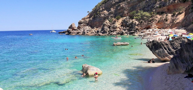 Un bagno tra Cala Mariolu e Cala Luna, nel blu della Sardegna