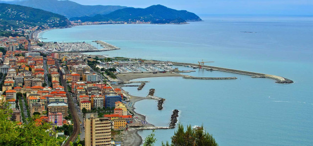 Chiavari, una passeggiata sul lungomare e nella cultura