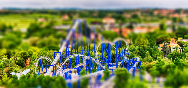 Gardaland, vertiginoso viaggio tra Oblivion e Blue Tornado
