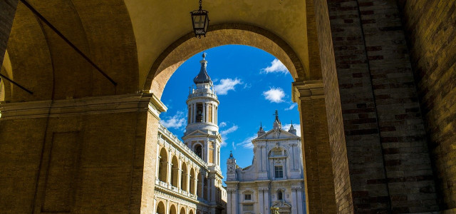 La Madonna di Loreto e la casa arrivata in volo da Nazareth