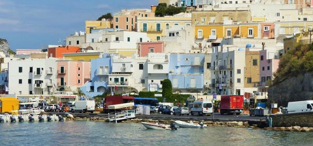 Come arrivare a Ponza: tutte le info sui traghetti