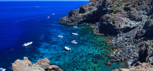 Come raggiungere Pantelleria: aereo o traghetto?