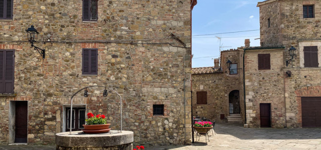 Radicofani, un pittoresco borgo che domina la Val d'Orcia