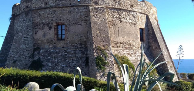 Il borgo di Melissa, tra vigneti, storia e mare