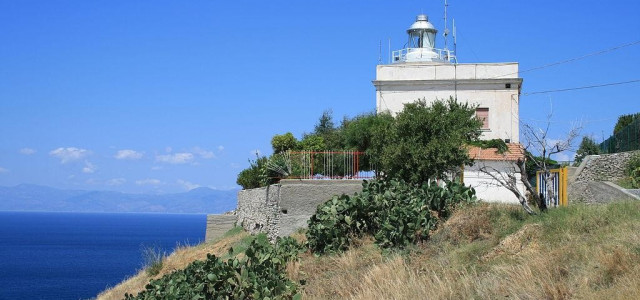 Faro e Promontorio di Capo dell'Armi (o Capo d'Armi)