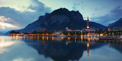 Immagine descrittiva - CC BY Di hozinja - Flickr: Lecco town after sunset, Lombardy, Italy, CC BY 2.0, https://commons.wikimedia.org/w/index.php?curid=16038659