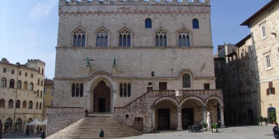 Palazzo dei Priori. Facciata verso Piazza IV  jpg; 3264 pixels; 2448 pixels