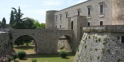 Immagine descrittiva - https://it.wikipedia.org/wiki/Castello_Aragonese_(Venosa)#/media/File:Castello_Venosa2.jpg