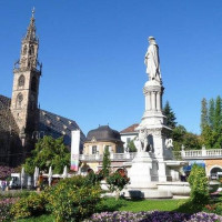Immagine descrittiva - http://www.weinstrasse.com/it/citta-di-bolzano/luoghi-storici/piazza-walther/ Immagine descrittiva - http://www.weinstrasse.com/it/citta-di-bolzano/luoghi-storici/piazza-walther/