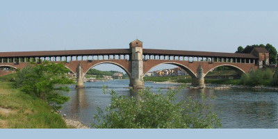 Immagine descrittiva - https://it.wikipedia.org/wiki/Ponte_Coperto_di_Pavia#/media/File:Pavia_ponte_coperto_sul_Ticino.jpg