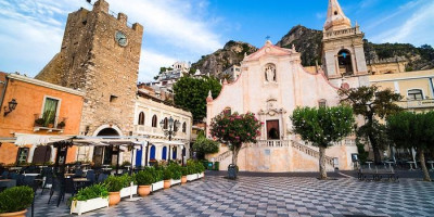 Immagine descrittiva - http://crystalblog.com/it/wp-content/uploads/sites/8/2016/06/Taormina-Church-of-St-Joseph-and-the-clock-tower-in-Piazza-IX-Aprile-on-Corso-Umberto-the-main-street-in-Taormina-Sicily-Italy-Europe.jpg