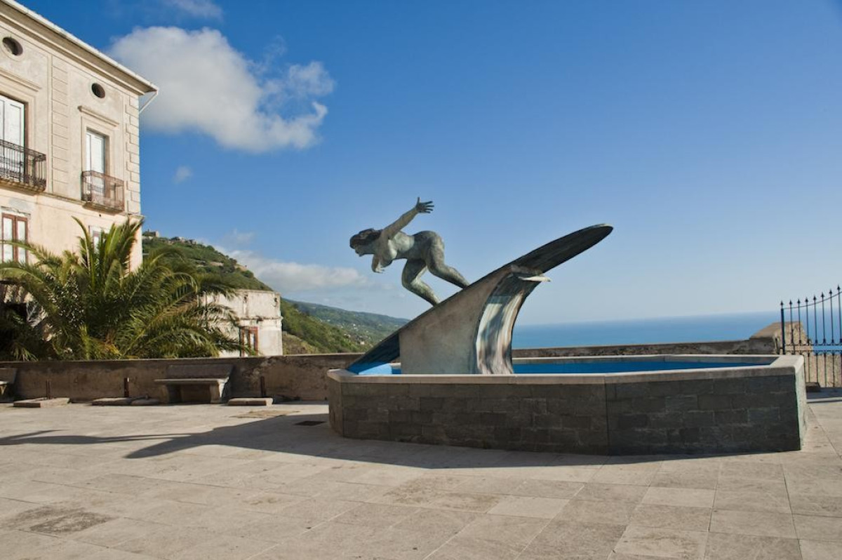Salvatore Fiume sculpture in Fiumefreddo Bruzio