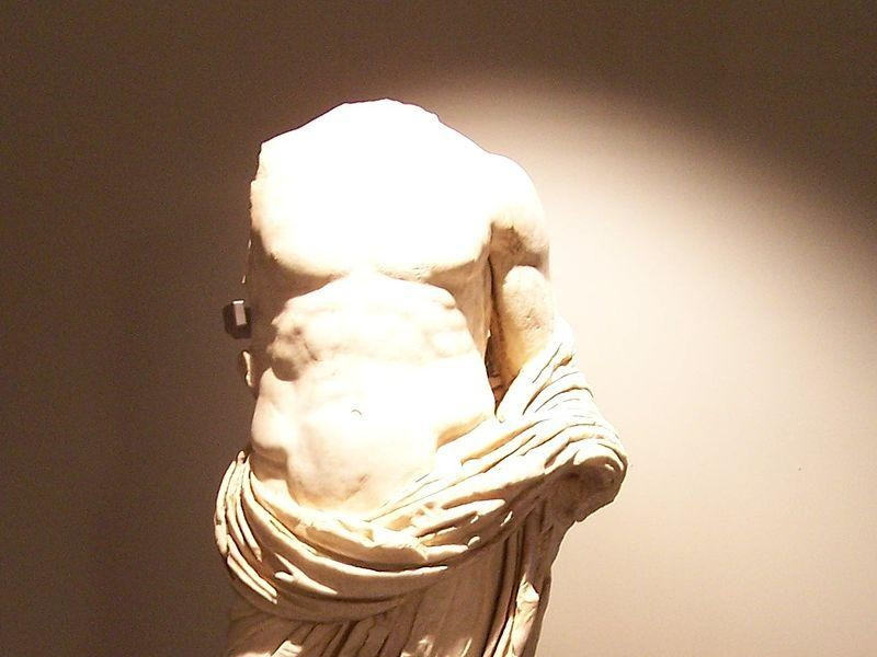 Immagine descrittiva - https://it.wikipedia.org/wiki/Museo_archeologico_nazionale_della_Valle_Camonica#/media/File:Statua_maschile_-_Museo_Nazionale_di_Valle_Camonica_-_Cividate_Camuno_(Foto_Luca_Giarelli).jpg