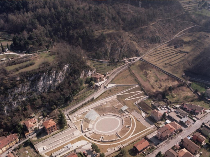 Immagine descrittiva - http://www.abcd-online.it/wp-content/uploads/2013/11/teatroeanfiteatropanoramica-foto-61.jpg Immagine descrittiva - http://www.abcd-online.it/wp-content/uploads/2013/11/teatroeanfiteatropanoramica-foto-61.jpg