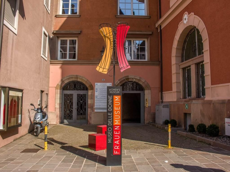 Immagine descrittiva - http://static.suedtirol.com/frauenmuseum-in-meran.mb.00085r.jpg Immagine descrittiva - http://static.suedtirol.com/frauenmuseum-in-meran.mb.00085r.jpg