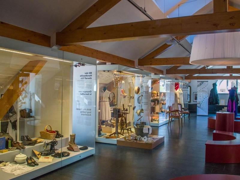 Immagine descrittiva - http://static.suedtirol.com/frauenmuseum-in-meran.mb.00085s.jpg Immagine descrittiva - http://static.suedtirol.com/frauenmuseum-in-meran.mb.00085s.jpg