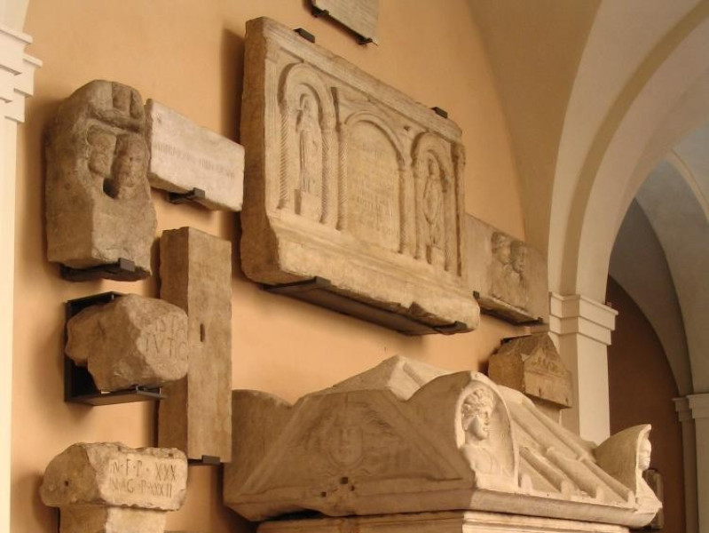 Veduta di sarcofagi, iscrizioni e sculture es Veduta di sarcofagi, iscrizioni e sculture es